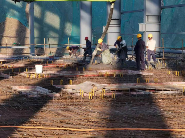 金磊項(xiàng)目篩分間4米平臺(tái)混凝土順利澆筑完成 金磊項(xiàng)目篩分間4米平臺(tái)混凝土順利澆筑完成