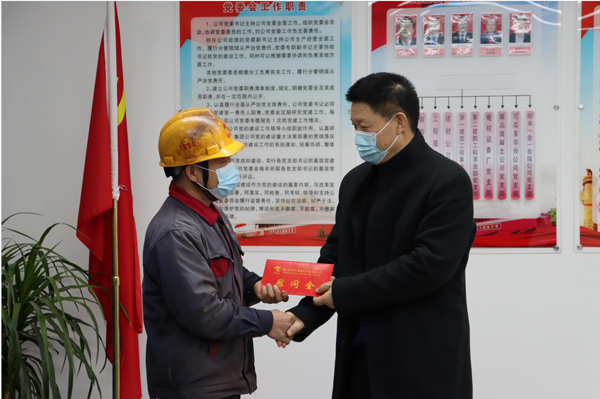 集團公司黨委委員、副總經(jīng)理胡新付到公司走訪慰問