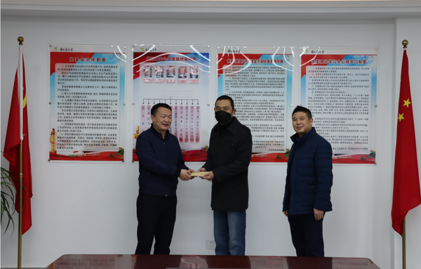 集團公司黨委委員、副總經(jīng)理胡新付到公司走訪慰問