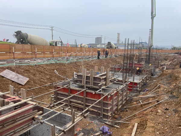 銅基項(xiàng)目電解車間首批基礎(chǔ)承臺(tái)通過驗(yàn)收 銅基項(xiàng)目電解車間首批基礎(chǔ)承臺(tái)通過驗(yàn)收